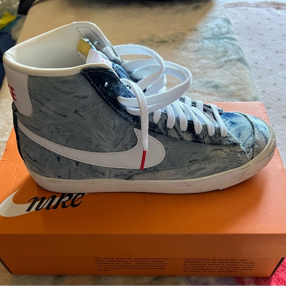 Nike Womens 9.5 Sneakers. Perfect Condition - Picture 6 of 7